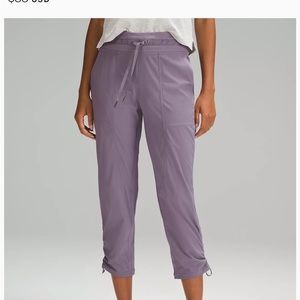 Dance Studio Mid-Rise Cropped Pant pink